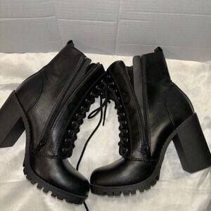 Soda Women's  Black Casual/Combat  Boots High Boxed Heeledsize 6.5. EUC